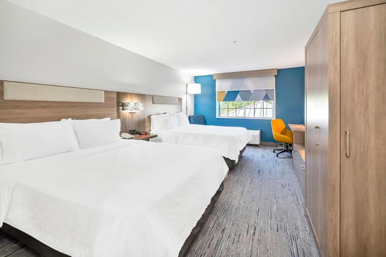 Queen Room with Two Queen Beds - Non-Smoking at Holiday Inn Express Palestine by IHG