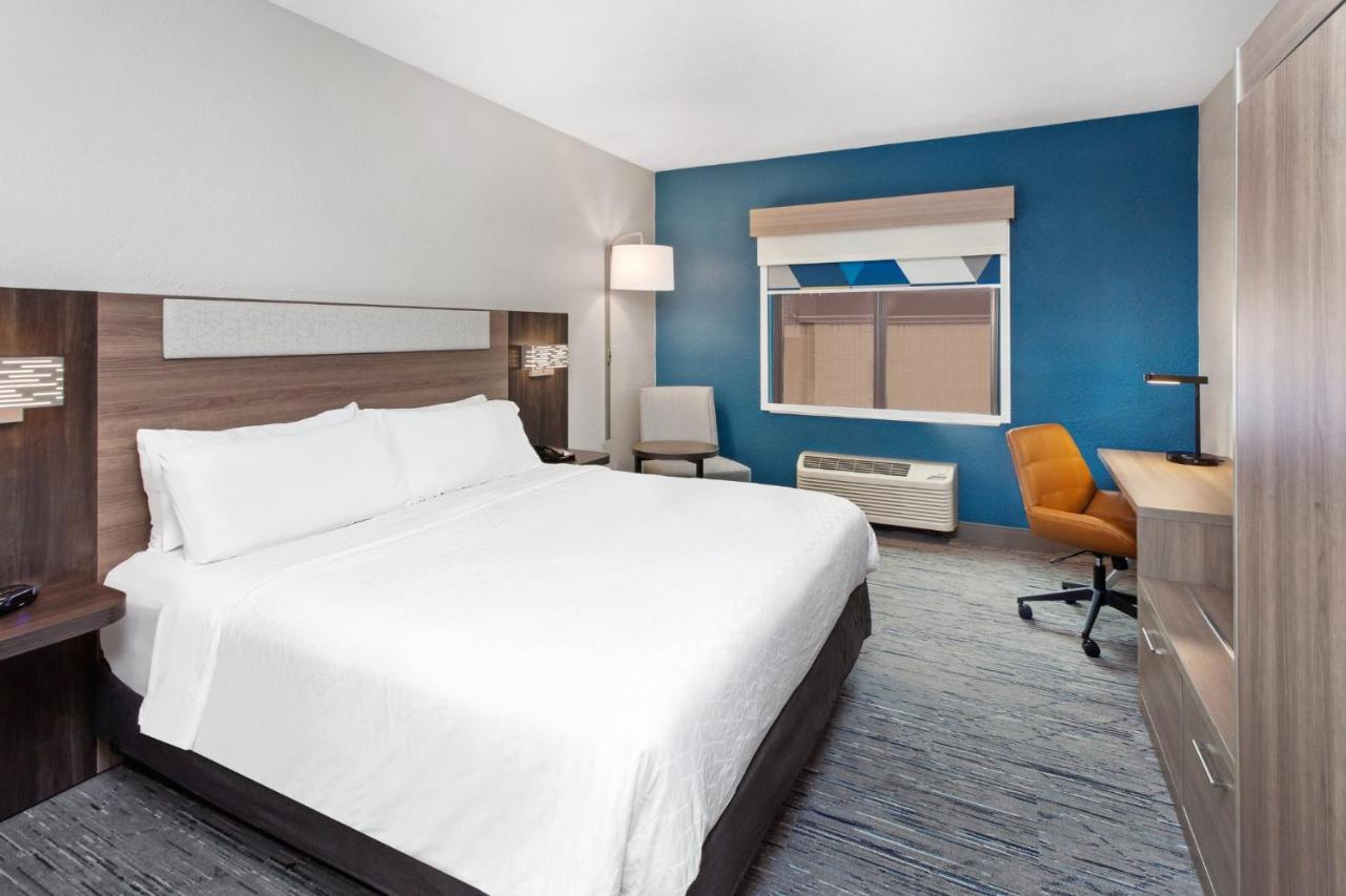 | Holiday Inn Express Cleveland Airport - Brook Park, an IHG Hotel