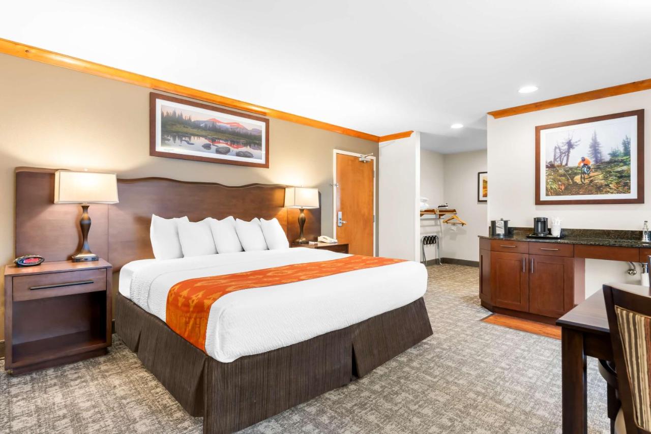 King Suite - Mobility Access/Roll-In Shower at Best Western Rocky Mountain Lodge