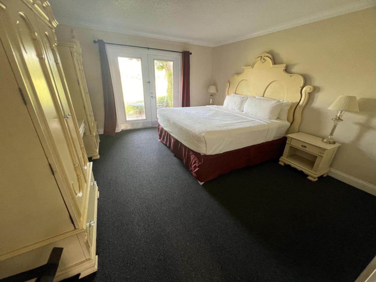  | Grand Palms Spa & Golf Resort