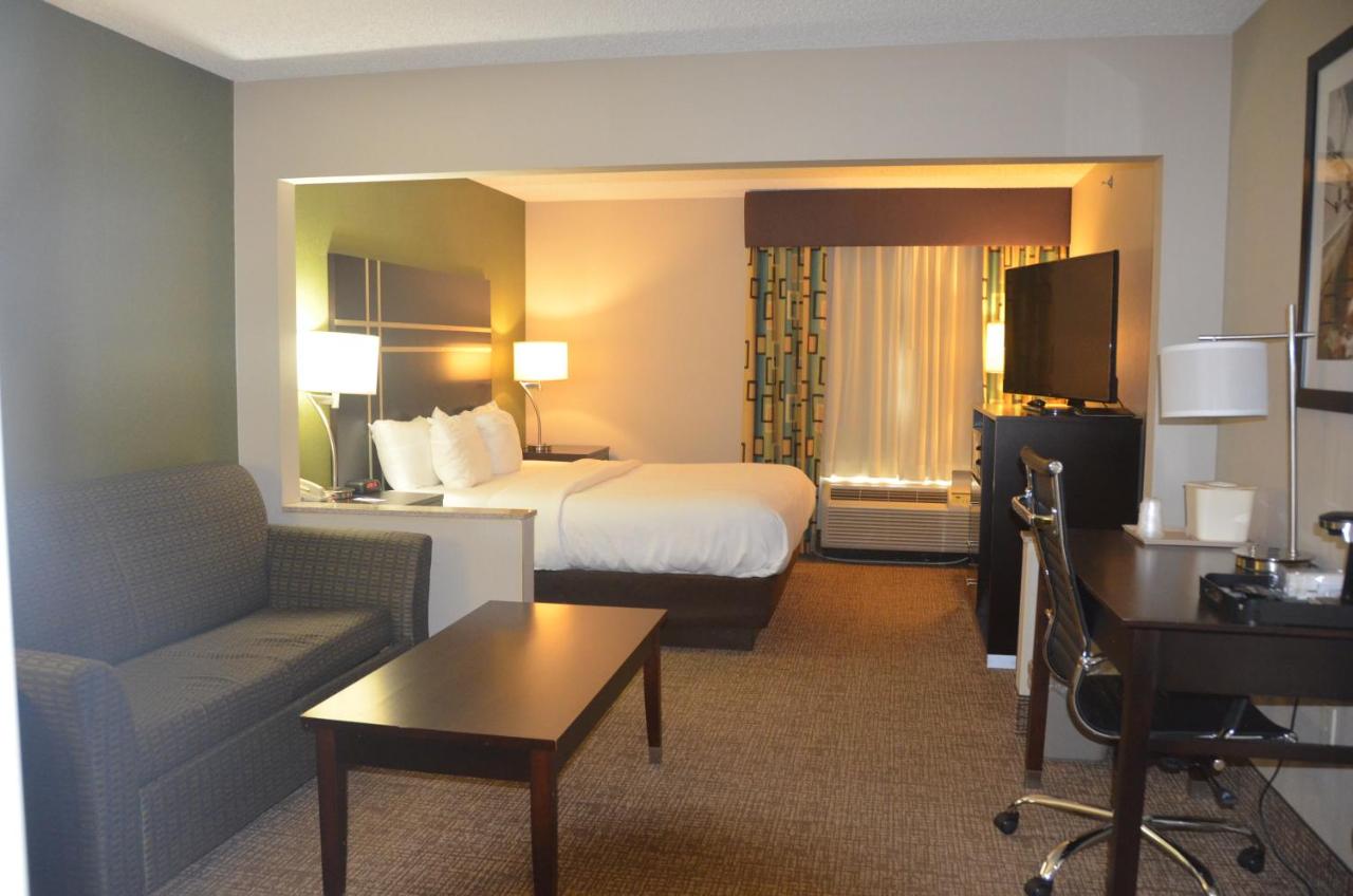 King Suite - Non-Smoking at Comfort Inn & Suites Maumee - Toledo (I80-90)