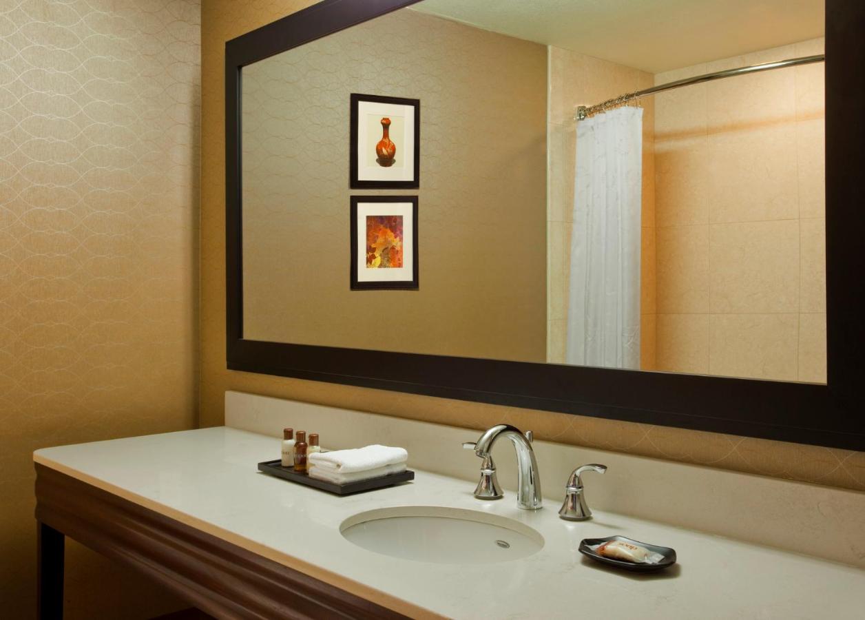 Club level, Suite, 1 King, Sofa bed, Corner room at Sheraton Sioux Falls Hotel & Convention Center