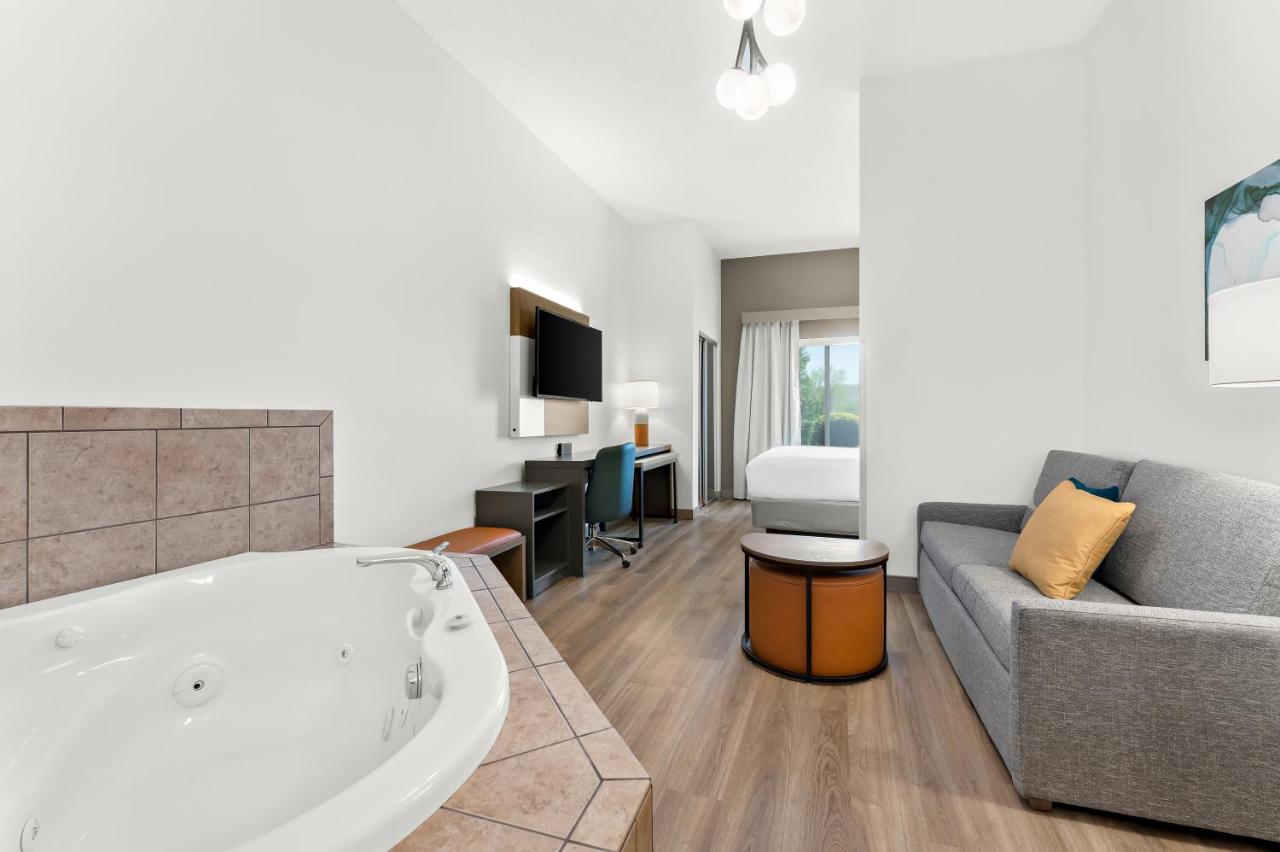 King Suite with Hot Tub - Non-Smoking at Comfort Inn & Suites Tunkhannock