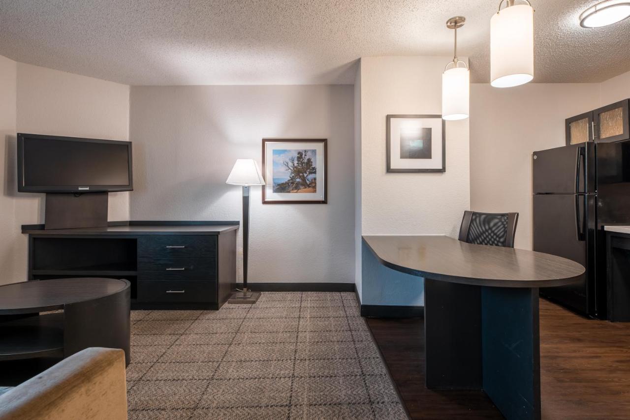 One-Bedroom Queen Suite with Bathtub - Mobility Accessible at Sonesta Simply Suites Dallas Richardson