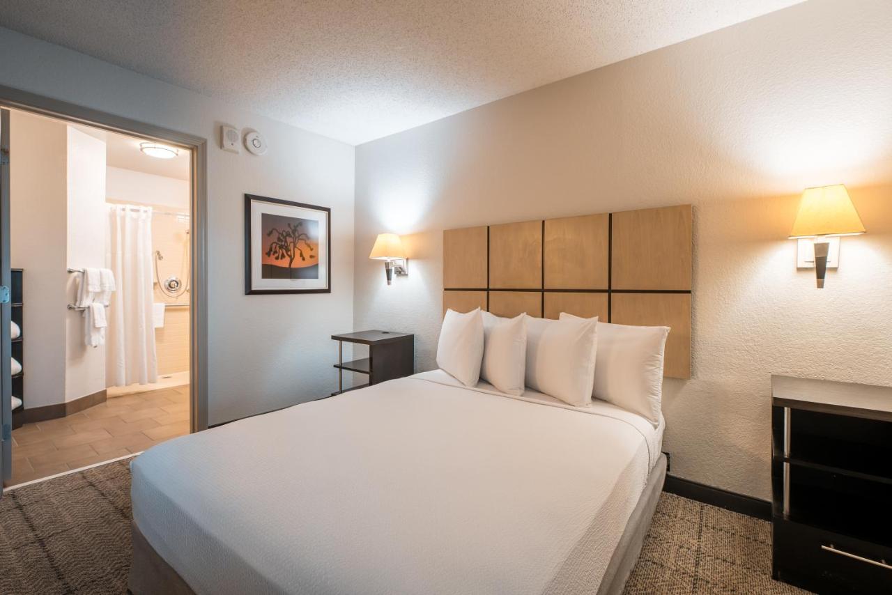 One-Bedroom Queen Suite with Bathtub - Mobility Accessible at Sonesta Simply Suites Dallas Richardson