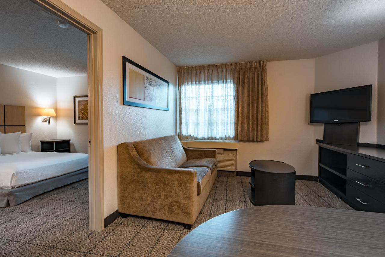 One-Bedroom Queen Suite with Bathtub - Mobility Accessible at Sonesta Simply Suites Dallas Richardson