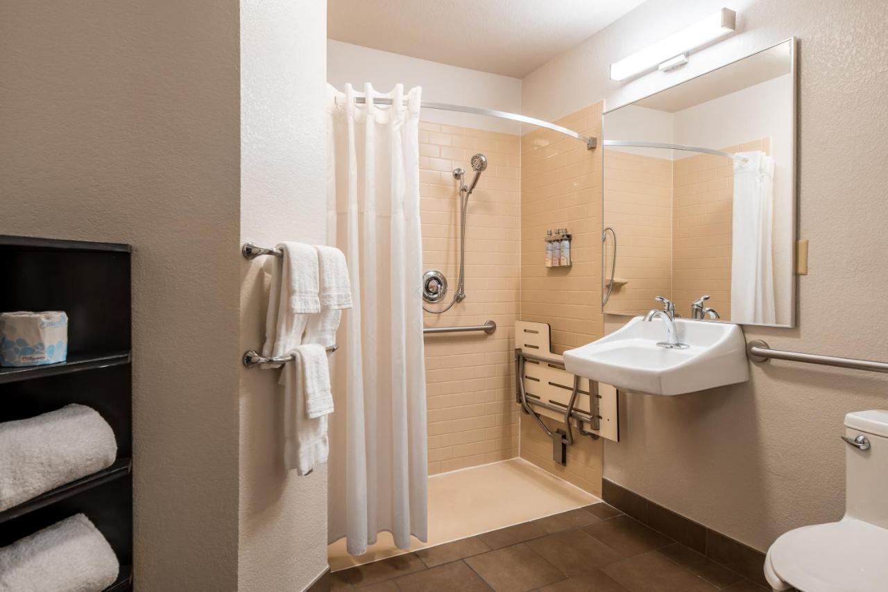 One-Bedroom Queen Suite with Roll-In Shower - Mobility Accessible at Sonesta Simply Suites Dallas Richardson