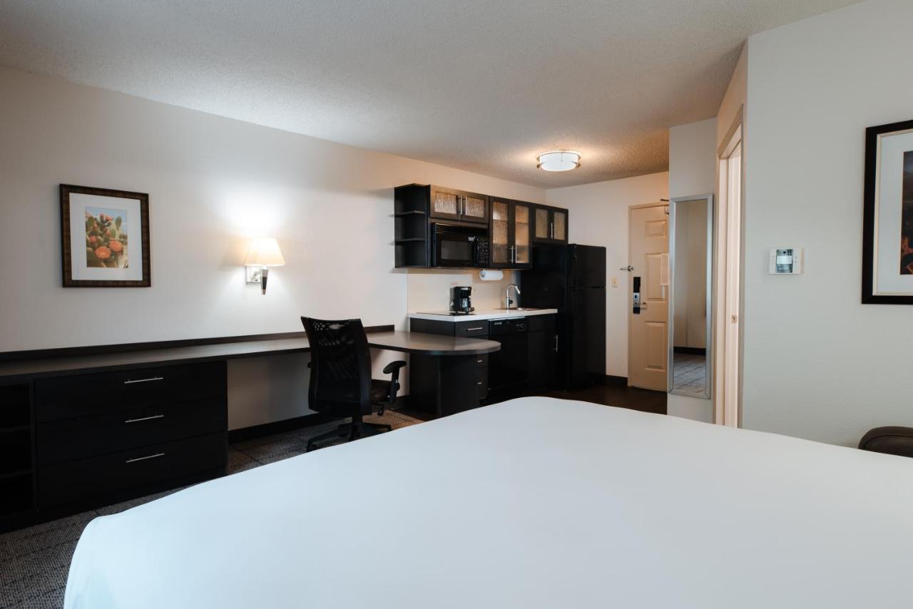 Studio Queen Suite with Bathtub - Mobility Accessible at Sonesta Simply Suites Dallas Richardson