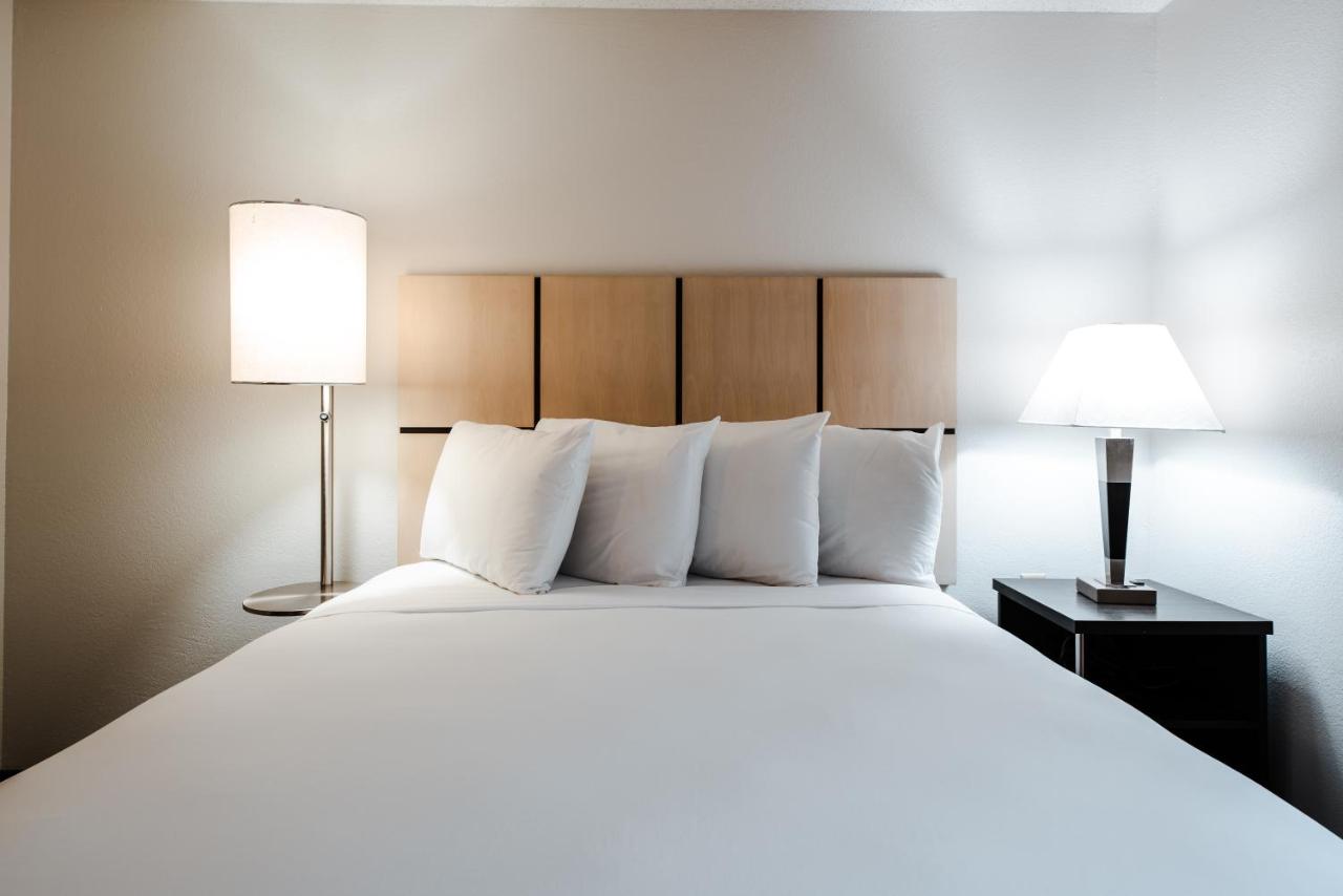 Studio Queen Suite with Bathtub - Mobility Accessible at Sonesta Simply Suites Dallas Richardson