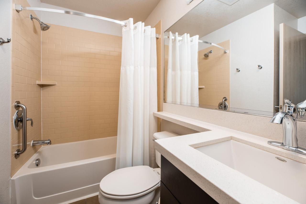 Studio Queen Suite at Sonesta Simply Suites Dallas Richardson