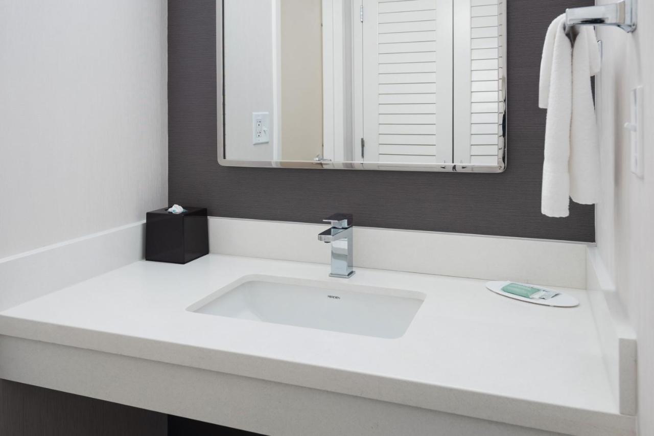 | Courtyard by Marriott New Haven Wallingford