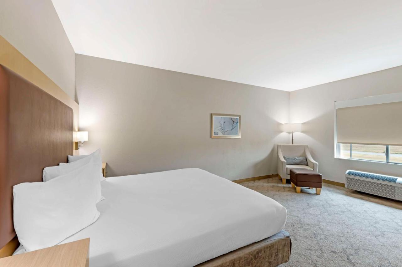 King Room with Work Desk at Best Western Plus Chickasha Inn