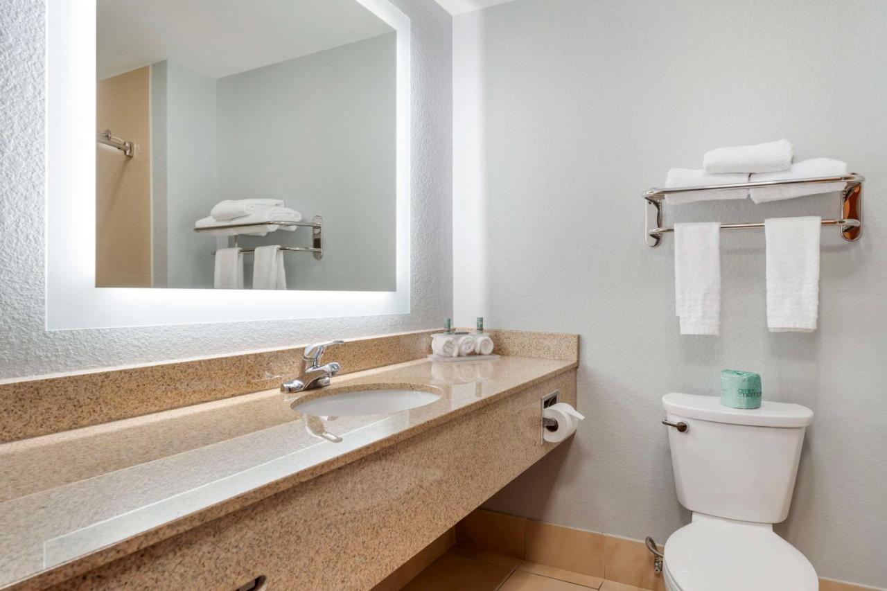 King Suite at Best Western St. Clairsville Inn & Suites