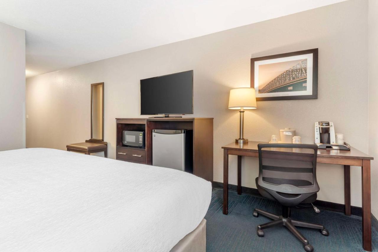 King Room at Best Western St. Clairsville Inn & Suites