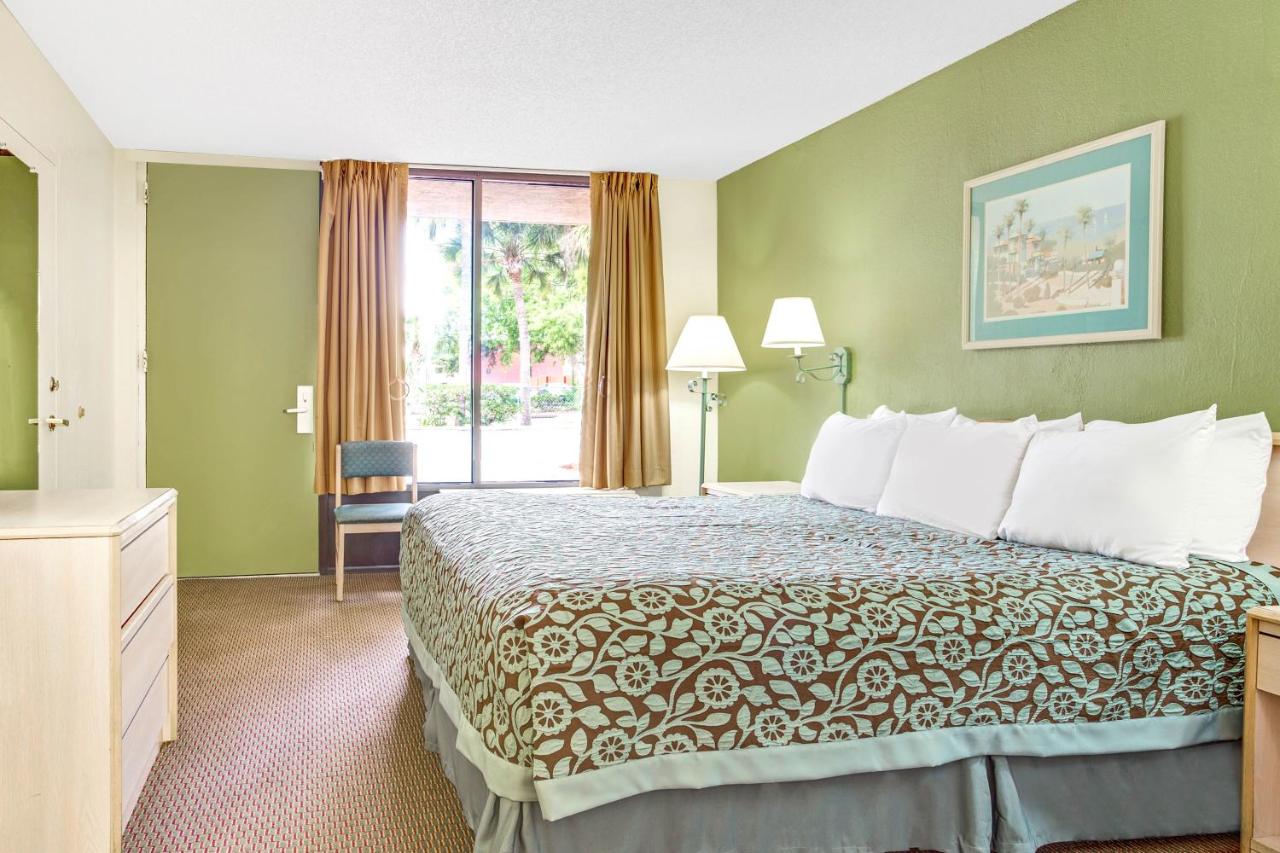 King Room - Non-Smoking at Days Inn by Wyndham Bradenton - Near the Gulf