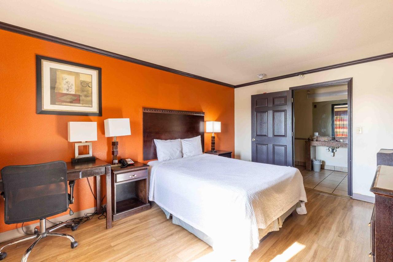 Queen Room - Disability Access - Non-Smoking at Days Inn by Wyndham Oklahoma City/Moore