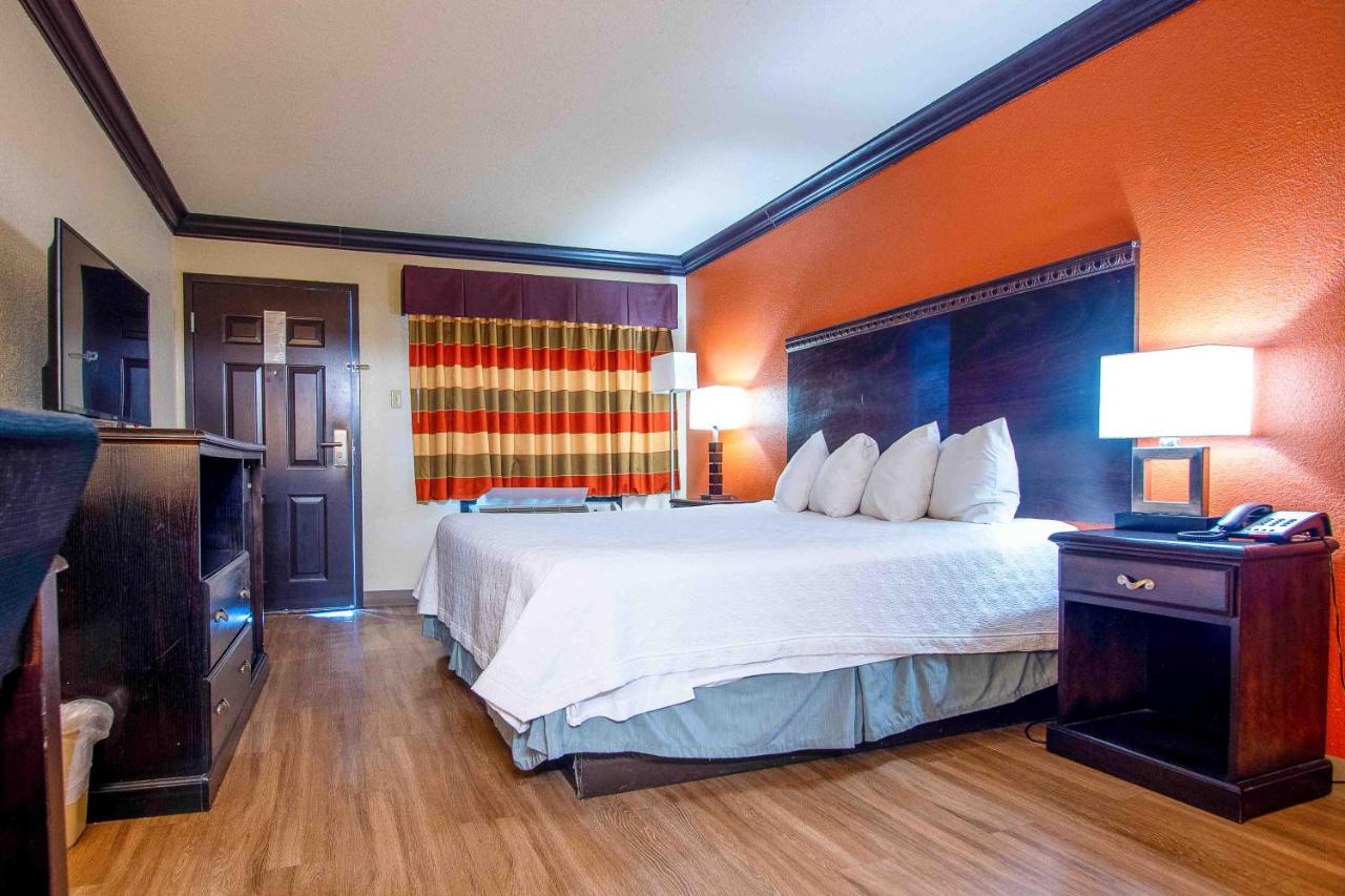 Deluxe King Room - Smoking at Days Inn by Wyndham Oklahoma City/Moore