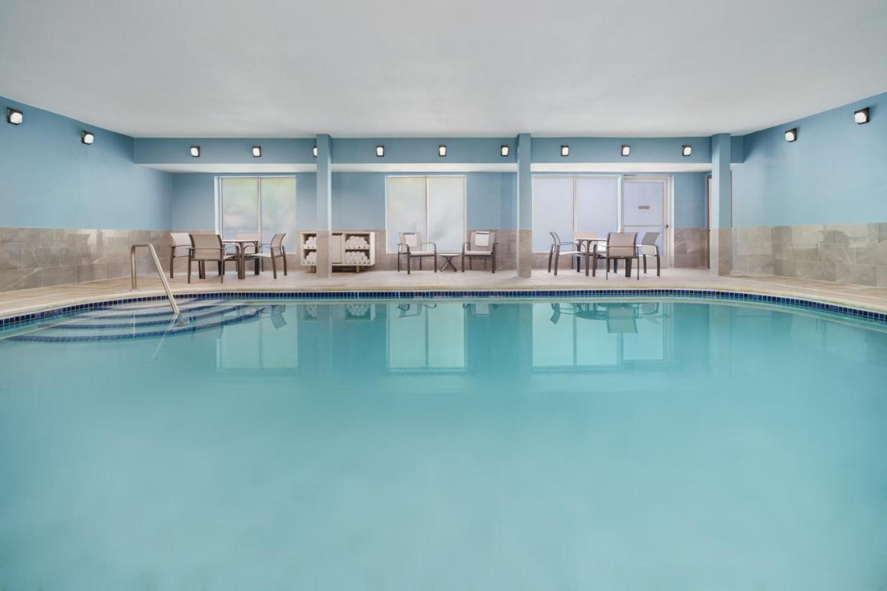 | Holiday Inn Express Irondequoit, an IHG Hotel