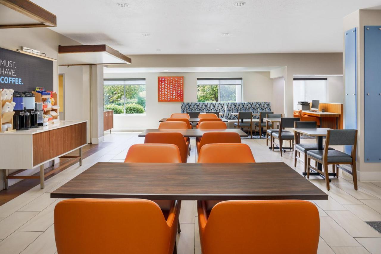 | Holiday Inn Express Irondequoit, an IHG Hotel