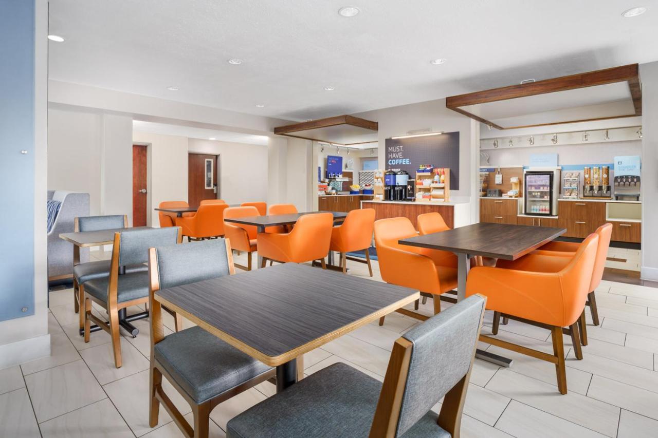 | Holiday Inn Express Irondequoit, an IHG Hotel