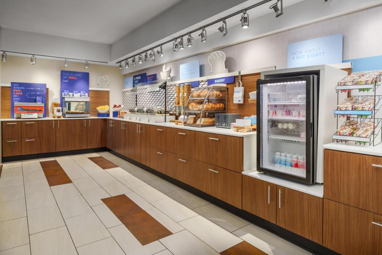 | Holiday Inn Express Irondequoit, an IHG Hotel