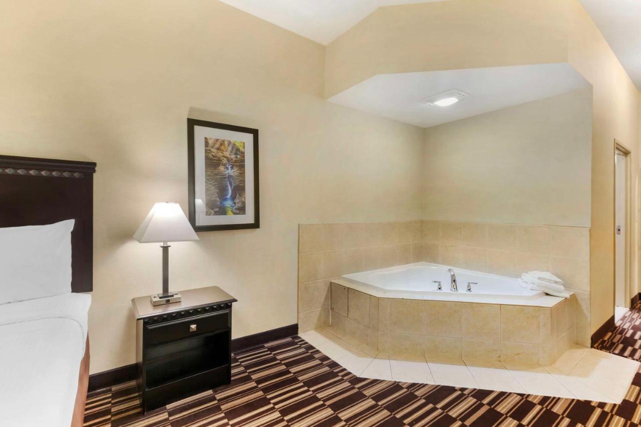 King Room with Spa Bath - Non-Smoking at Best Western Plus Victor Inn & Suites