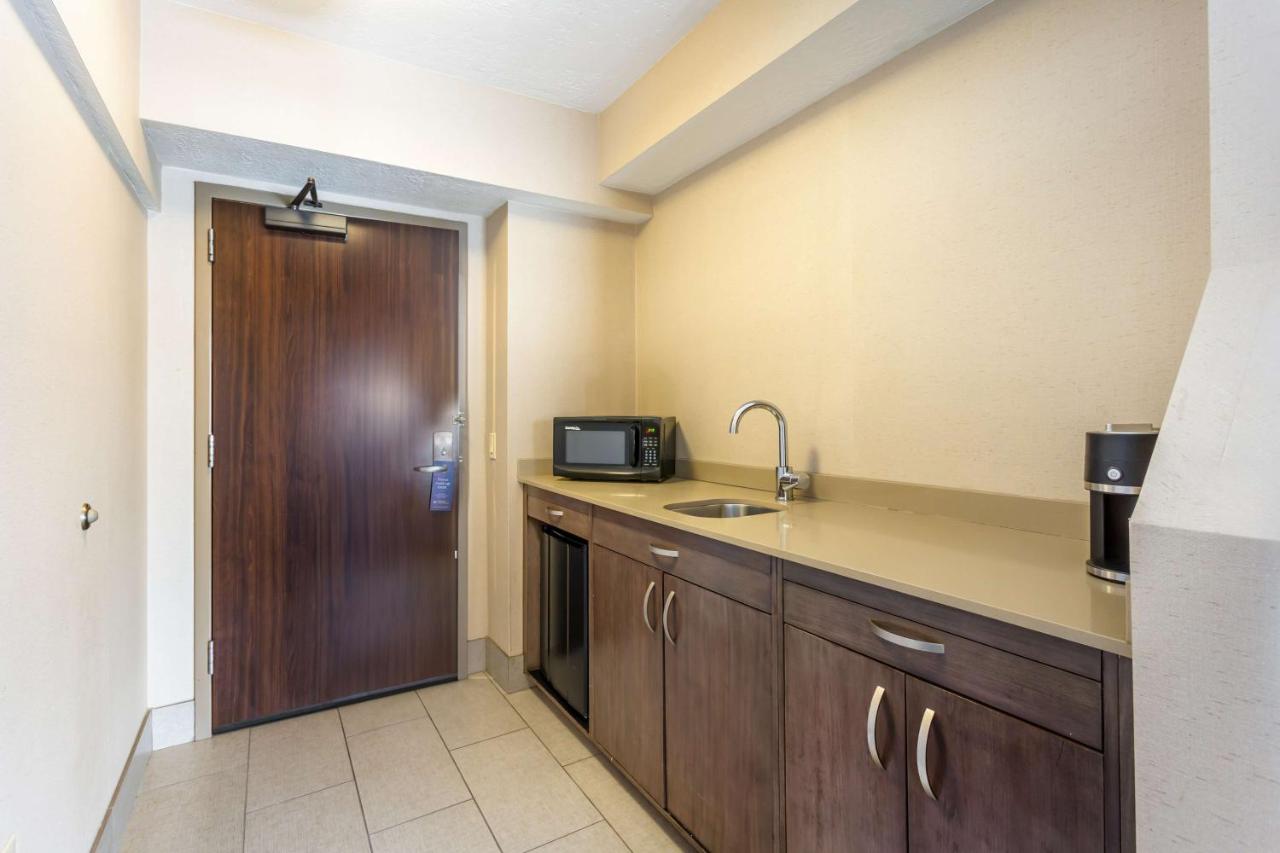 King Suite with Bath Tub - Disability Access at Best Western Plus CottonTree Inn