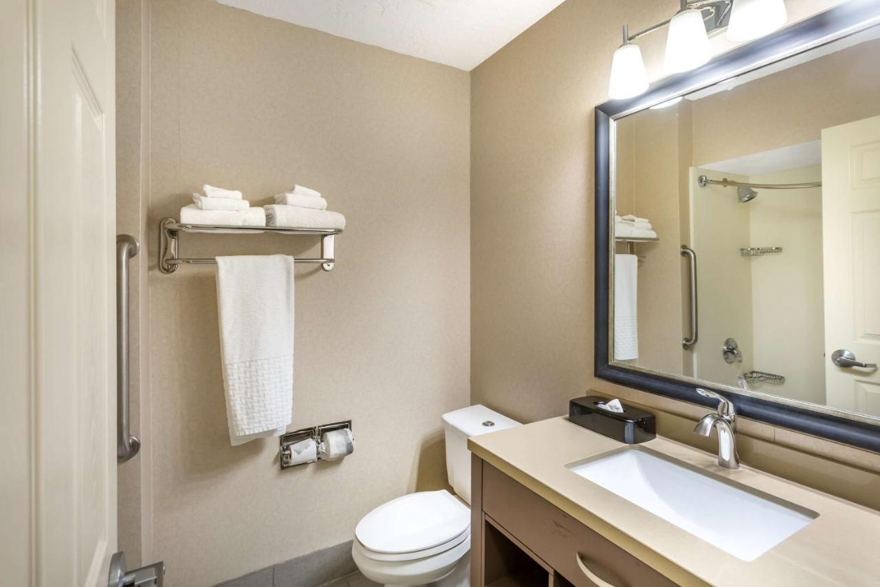 King Suite with Bath Tub - Disability Access at Best Western Plus CottonTree Inn