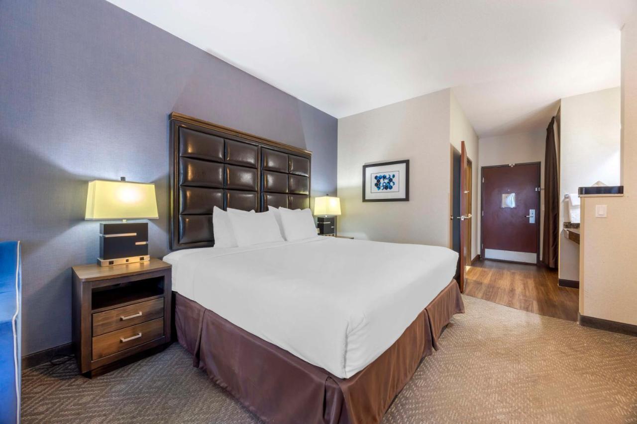 King Room with Roll - In Shower - Disability Access at Best Western Plus Northwind Inn & Suites