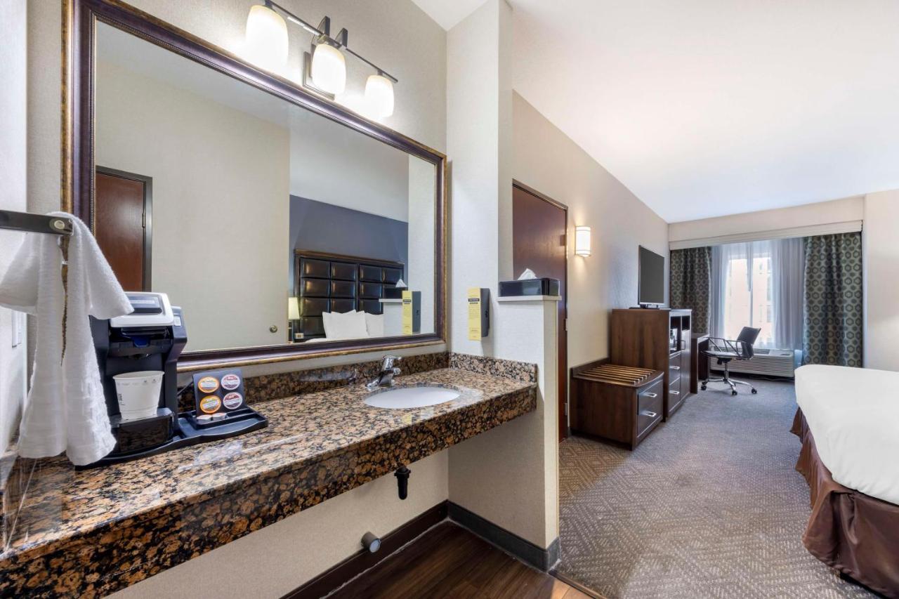 King Room with Roll - In Shower - Disability Access at Best Western Plus Northwind Inn & Suites