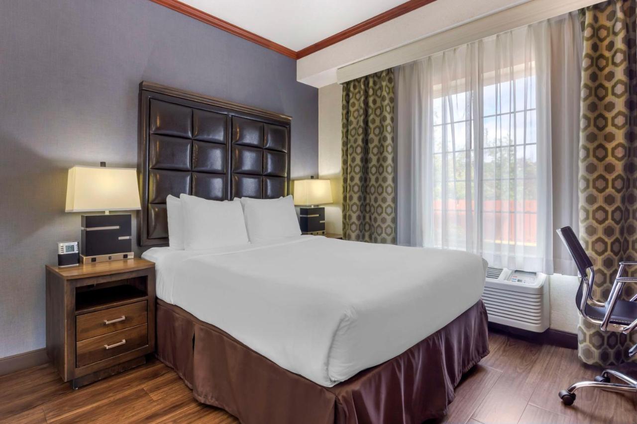 Queen Room - Disability Access at Best Western Plus Northwind Inn & Suites