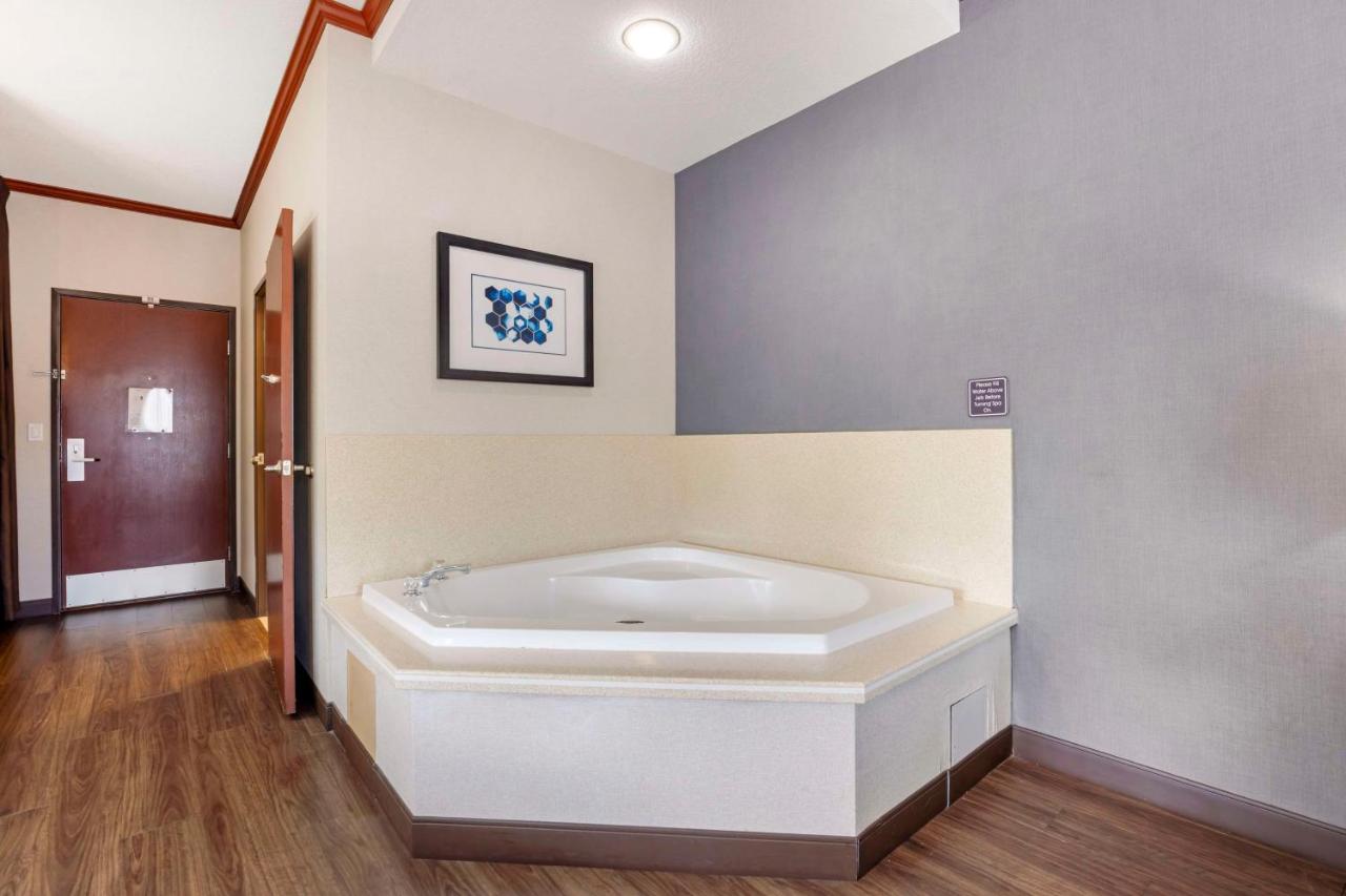 Queen Room - Disability Access at Best Western Plus Northwind Inn & Suites