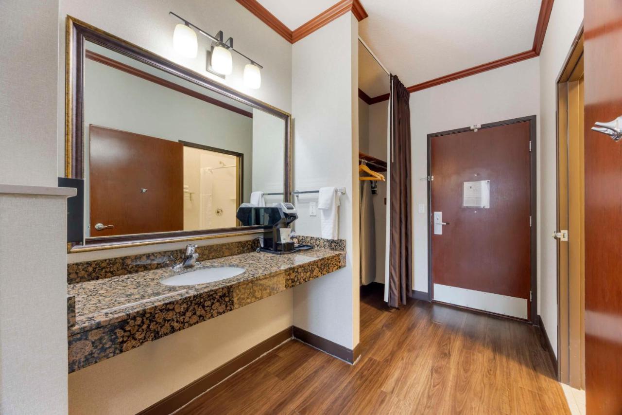 Queen Room - Disability Access at Best Western Plus Northwind Inn & Suites