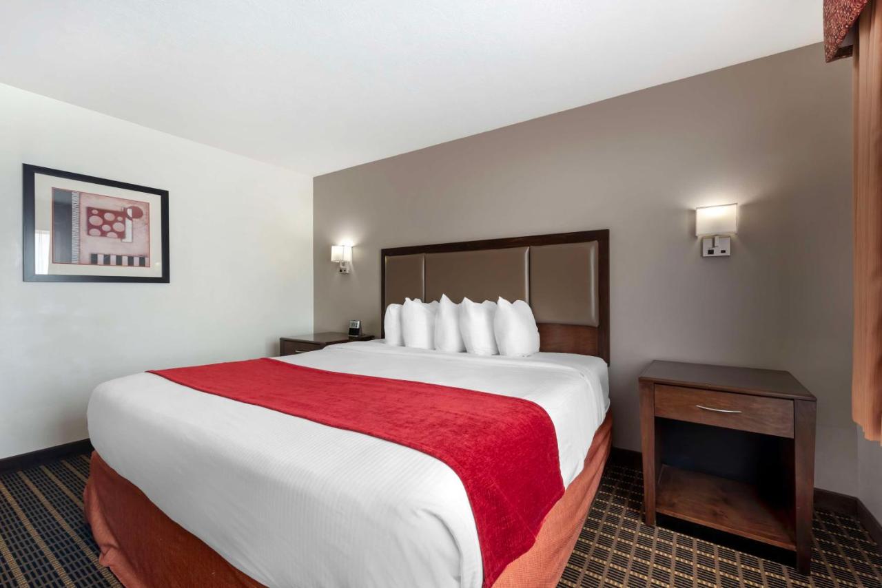 King Room with Spa Bath at Best Western Plus Eagleridge Inn & Suites