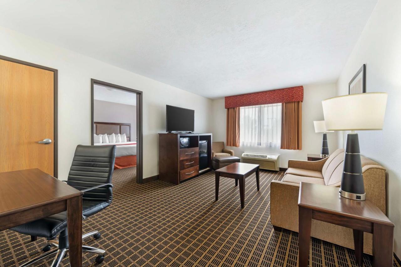 King Room with Spa Bath at Best Western Plus Eagleridge Inn & Suites