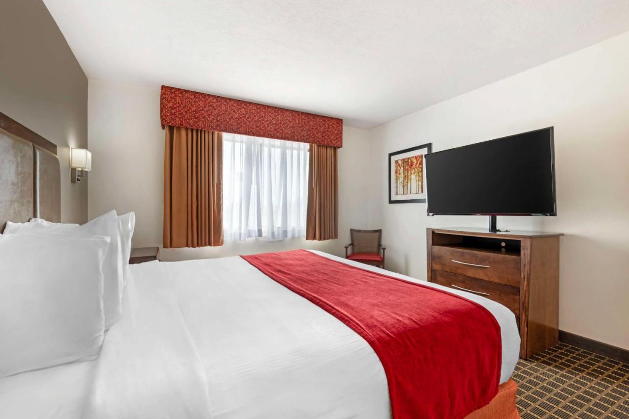 King Room with Spa Bath at Best Western Plus Eagleridge Inn & Suites