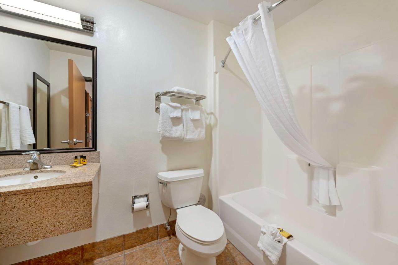 King Room with Spa Bath at Best Western Plus Eagleridge Inn & Suites