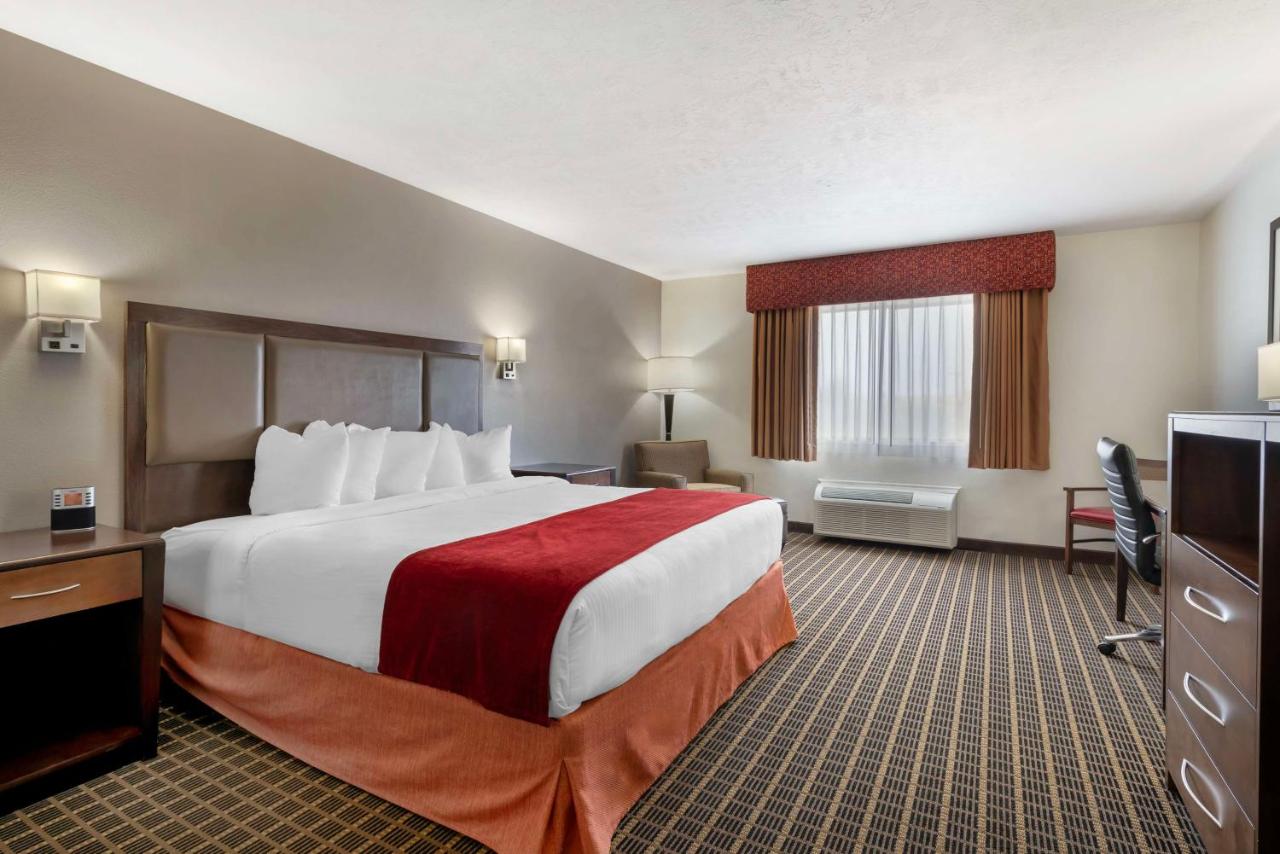 King Room with Roll-In Shower - Disability Access at Best Western Plus Eagleridge Inn & Suites