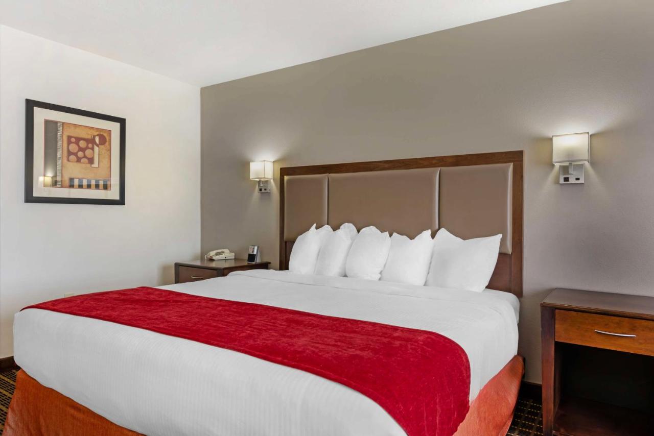 King Room with BathTub - Disability Access at Best Western Plus Eagleridge Inn & Suites