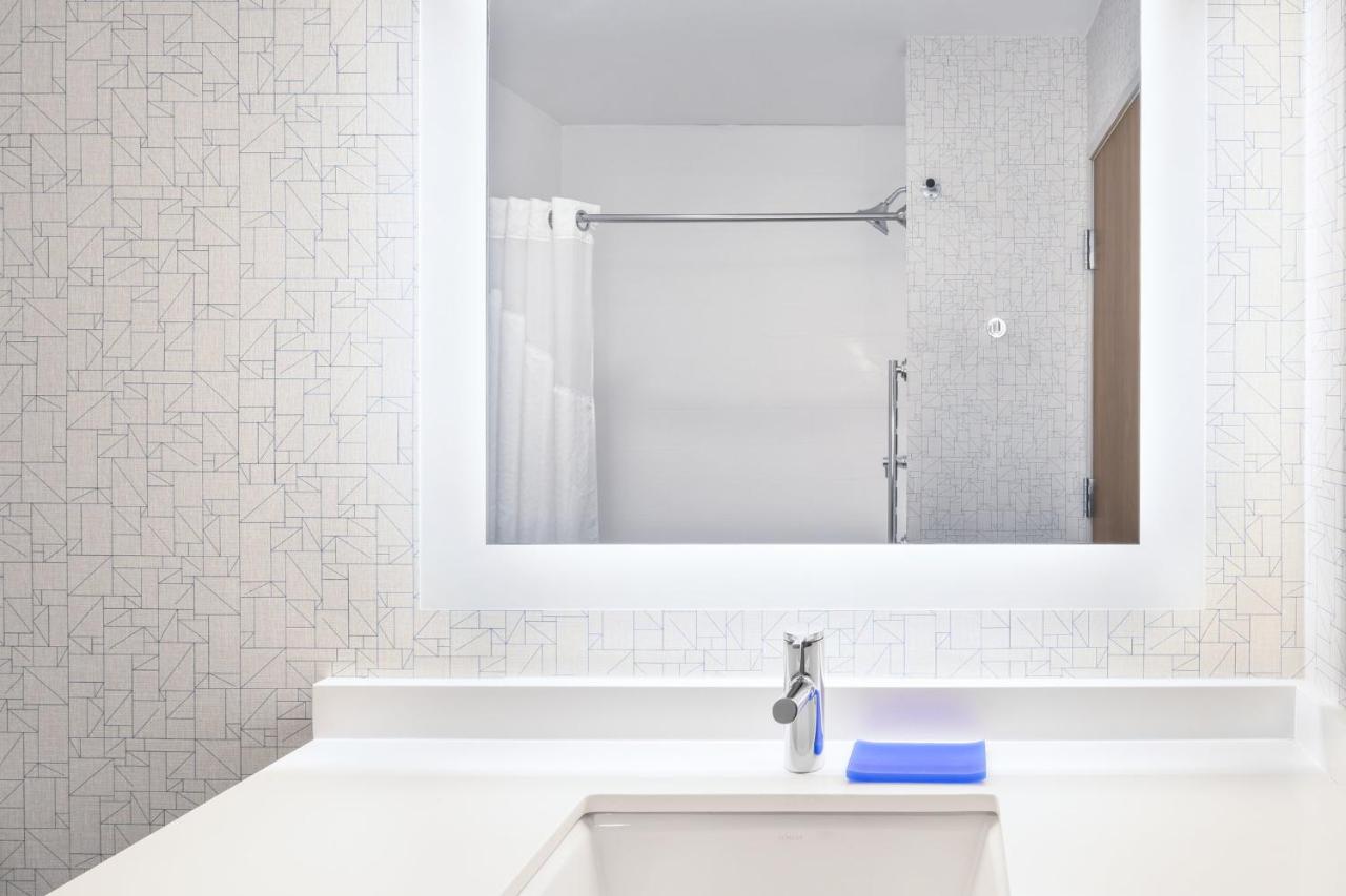 | Holiday Inn Express & Suites Phoenix East - Gilbert, an IHG Hotel