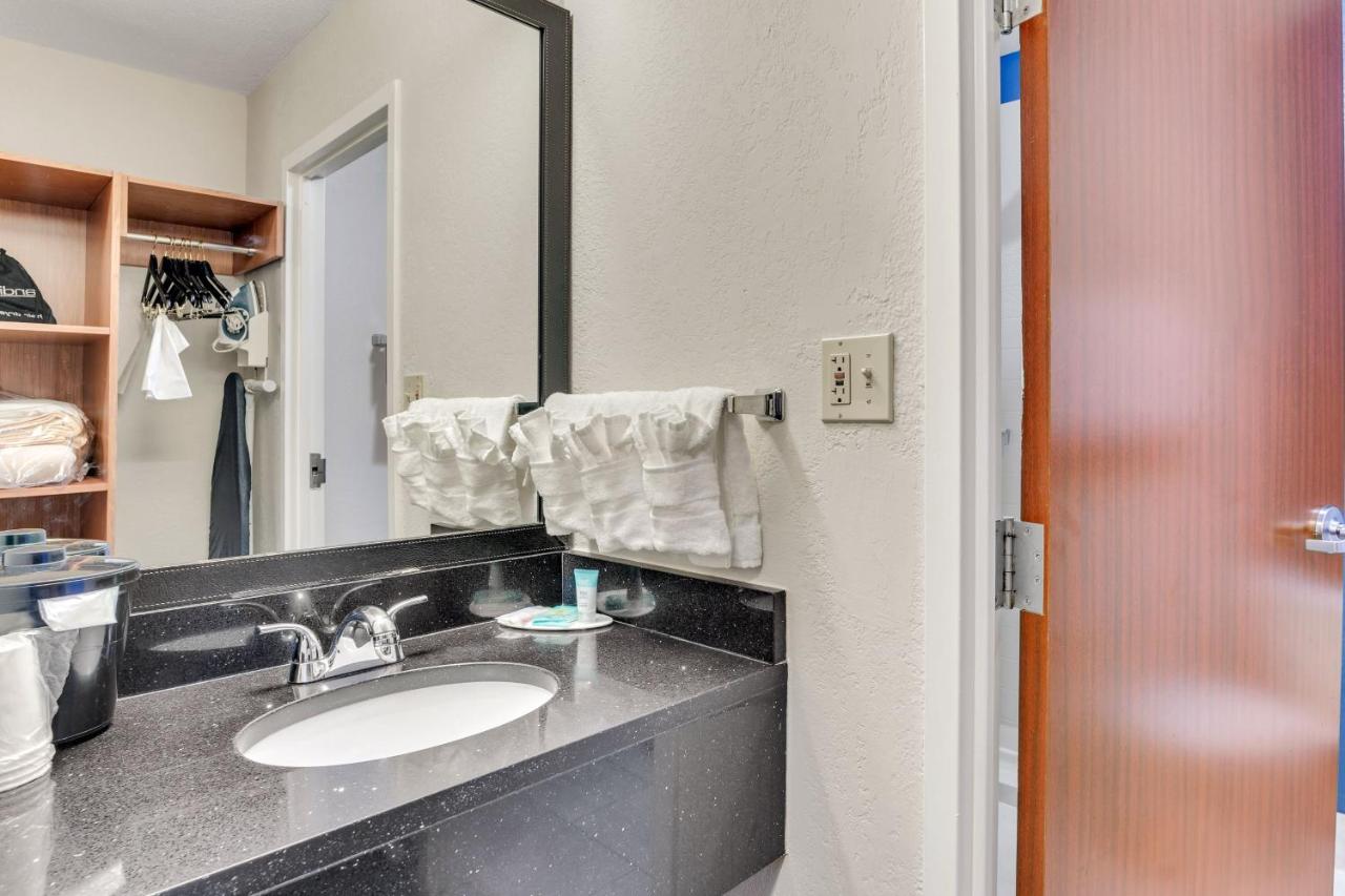 | Fairfield Inn & Suites Fredericksburg