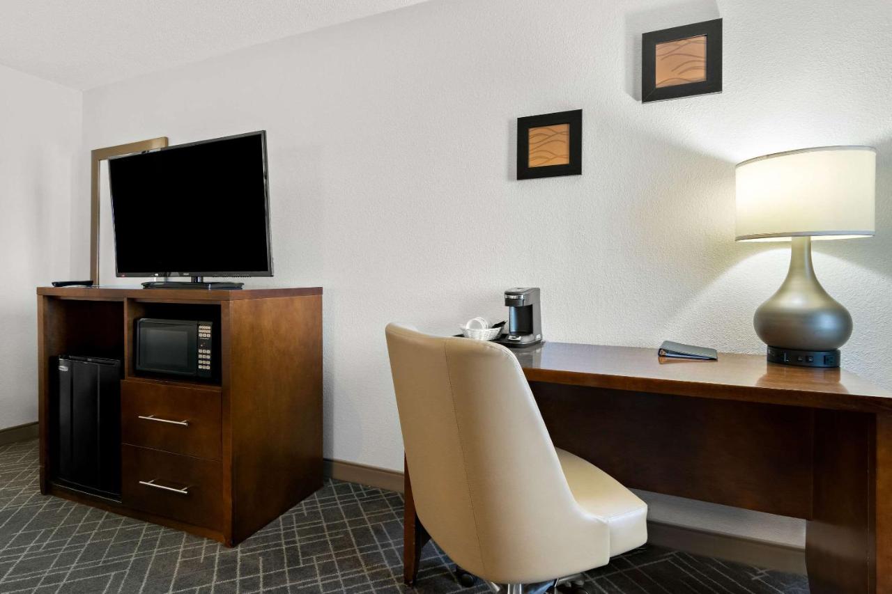 King Room - Non-Smoking at Comfort Inn Joliet West I-80