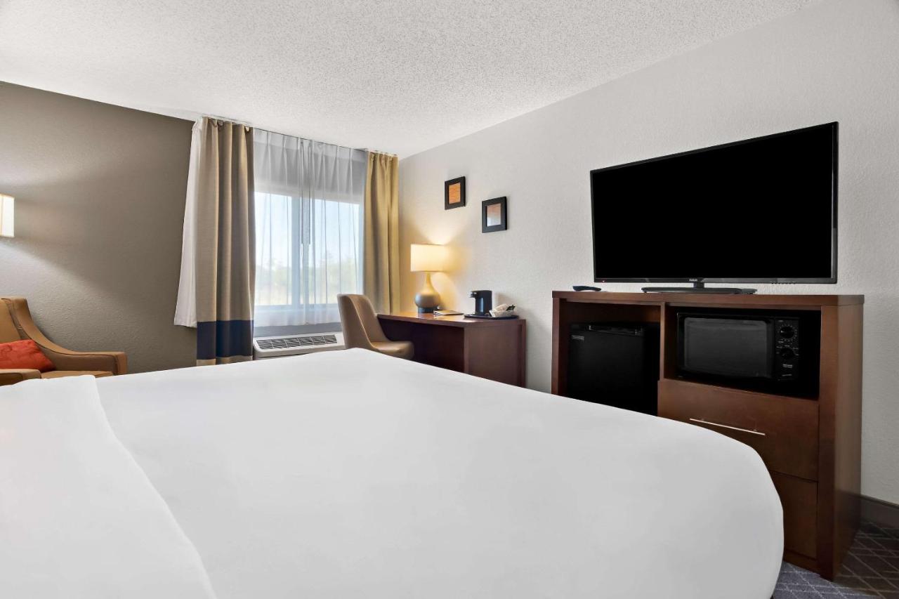 King Room with Whirlpool - Non-Smoking at Comfort Inn Joliet West I-80