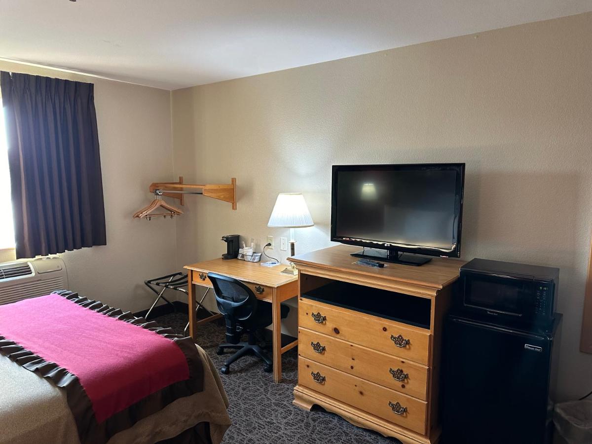 Queen Room - Mobility Access/Non-Smoking at Super 8 by Wyndham West Branch