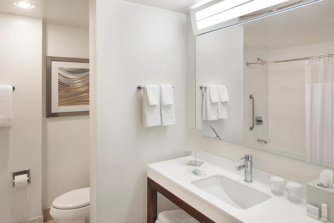 King Room with Sofa Bed and Spa Bath at Courtyard by Marriott Miami Dadeland