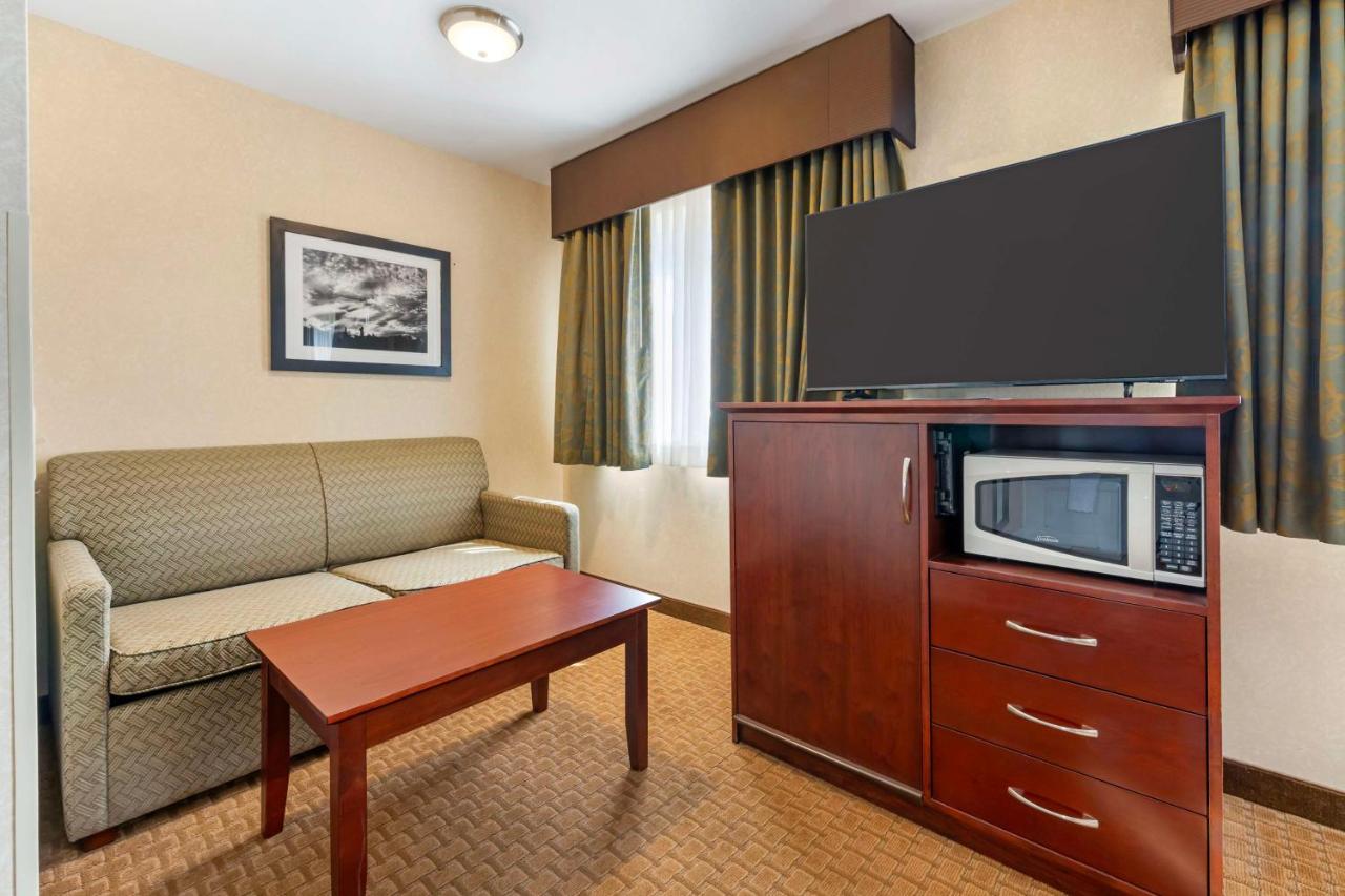 King Suite with Bath Tub - Disability Access at Best Western Wittenberg Inn
