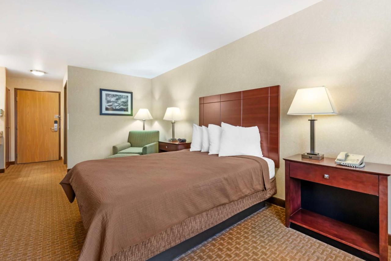 Queen Room with Roll-In Shower - Disability Access/Non-Smoking at Best Western Wittenberg Inn