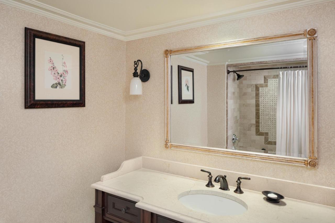 Room #39176228 at Washington Duke Inn & Golf Club
