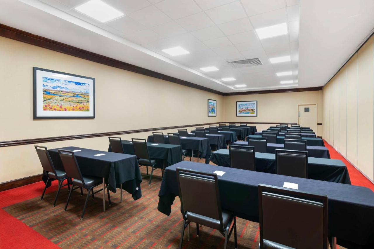 | Best Western Premier Kansas City Sports Complex Hotel