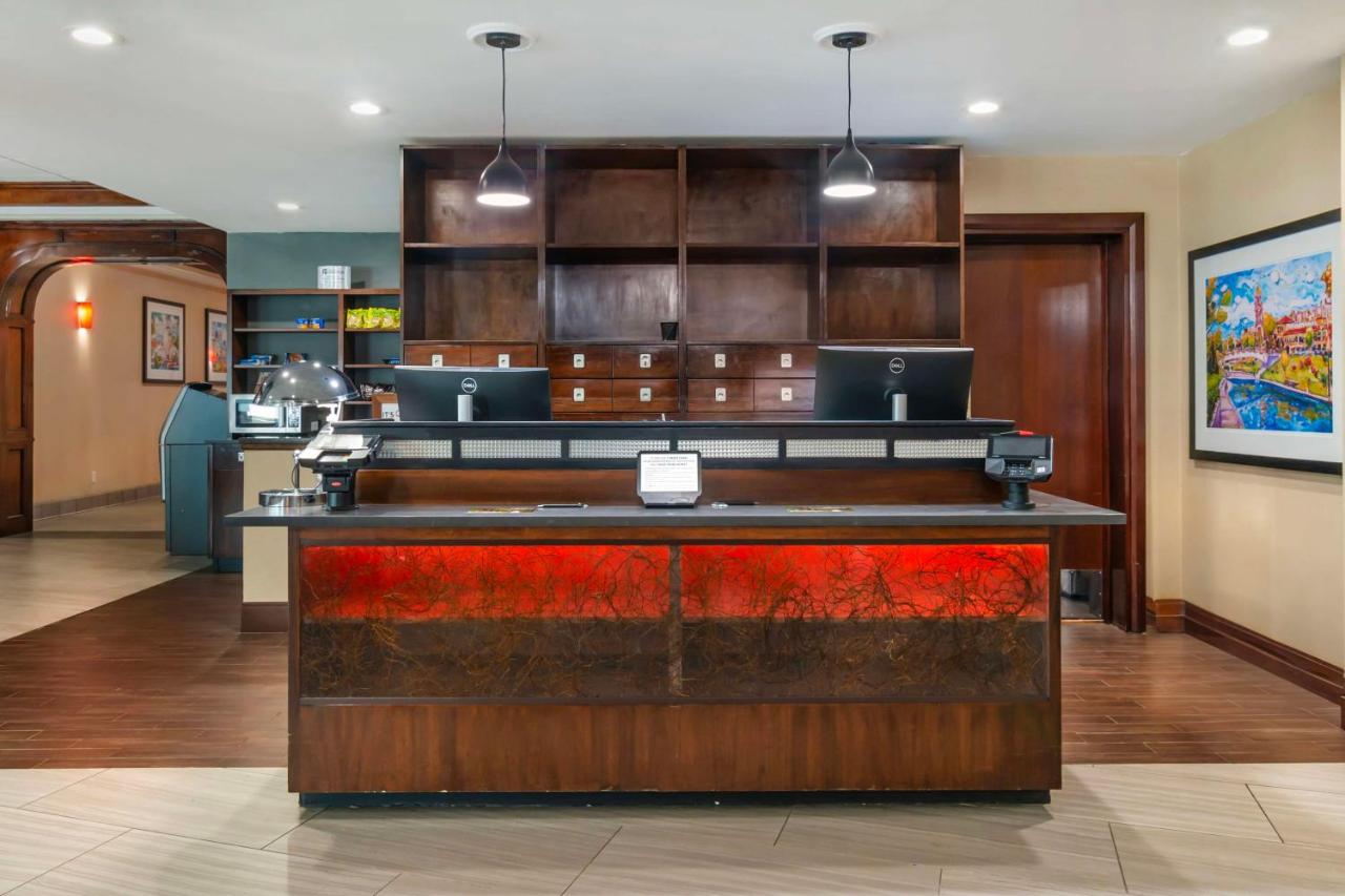 | Best Western Premier Kansas City Sports Complex Hotel